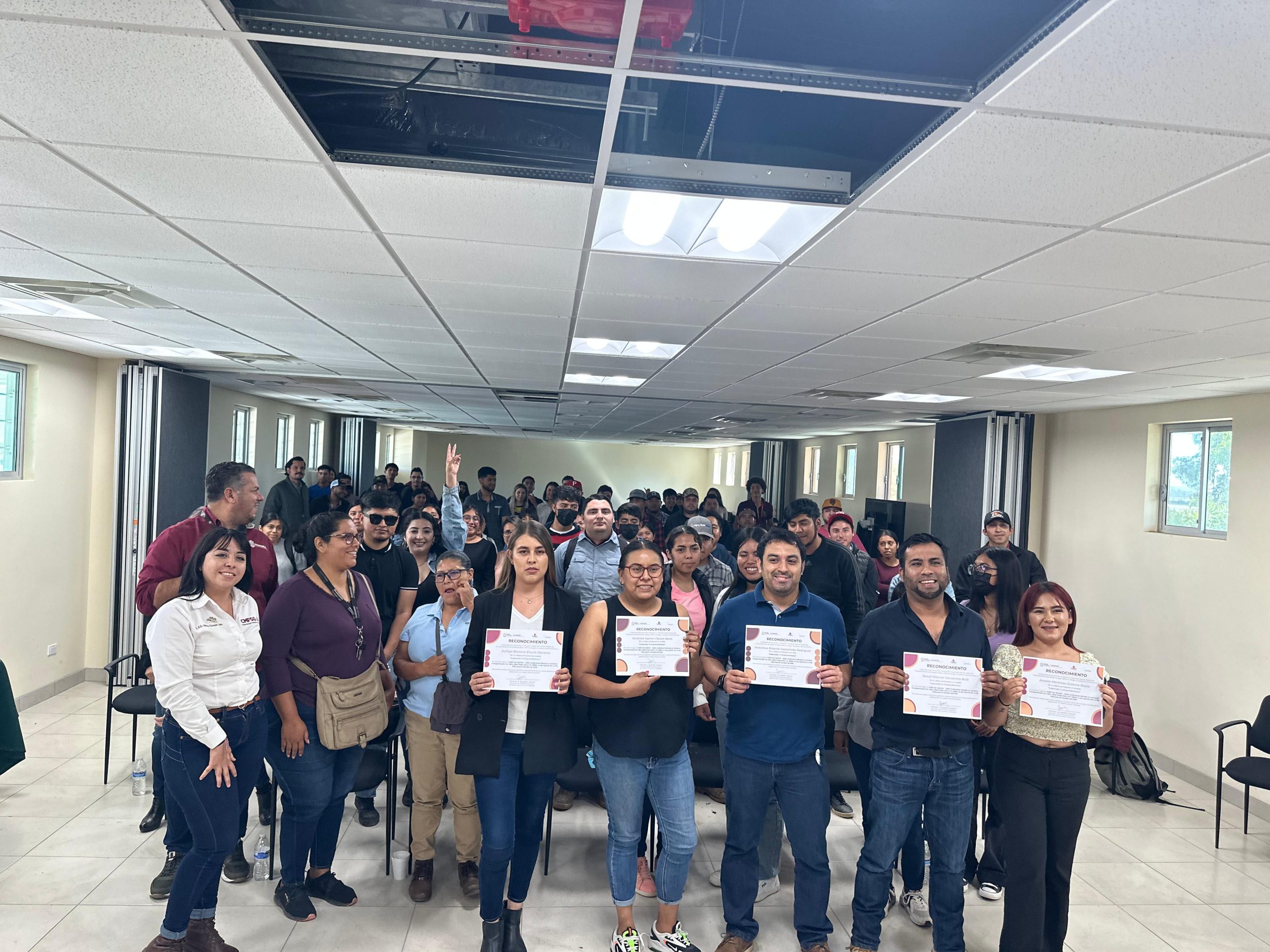 Jóvenes que participaron en el en foro del emprendimiento "Cómo lograr el éxito".